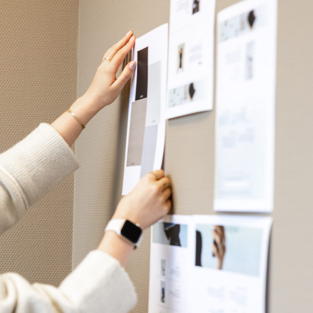 Dame die bezig is met het uitwerken van een merkidentiteit. je ziet dat er een merkstrategie wordt uitgewerkt voor een klant en dit met veel toeweiding. je ziet hoe branding in zijn werk gaat.